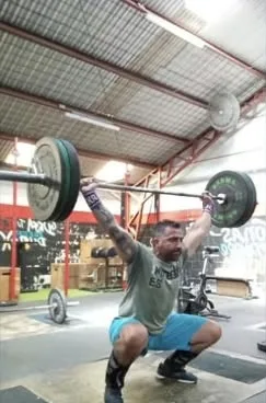 Kris en overhead squat en el box