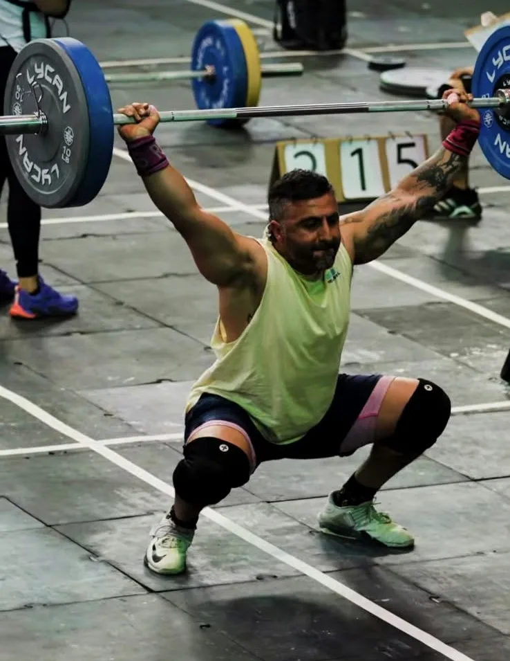 Kris Ojeda haciendo un overhead squat en competencia
