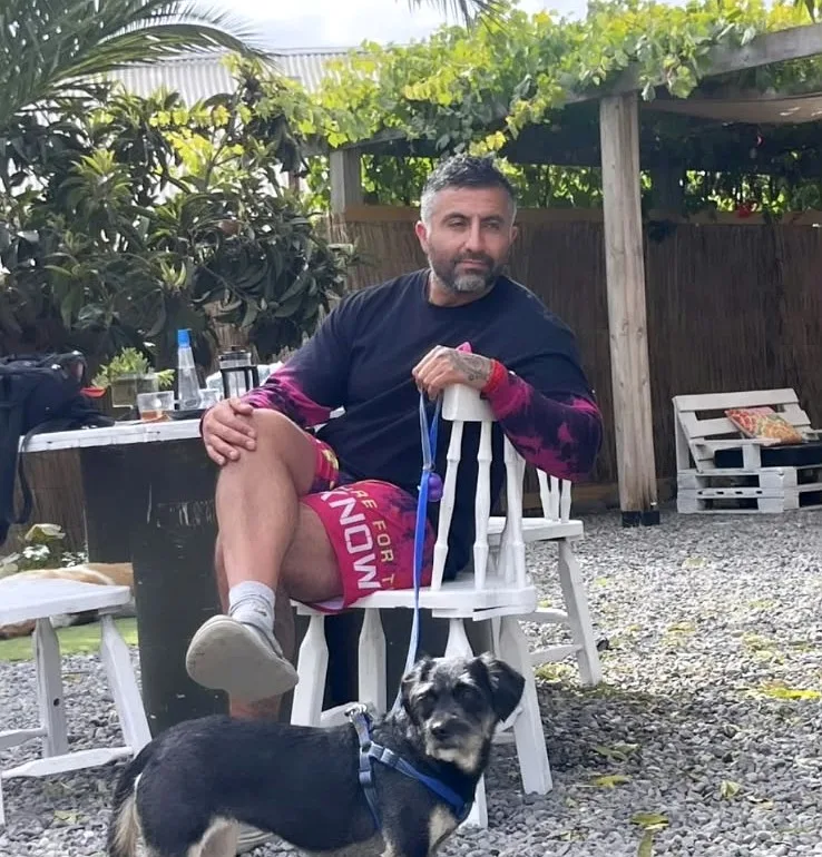 Kris Ojeda junto a su perrito rescatado